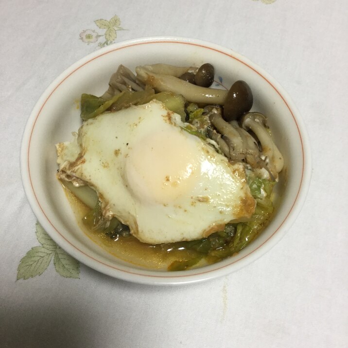 キムチ鍋の素でキャベツの卵とじ